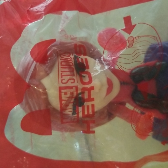 Wanda Maximoff Action Figure - Picture 2 of 3